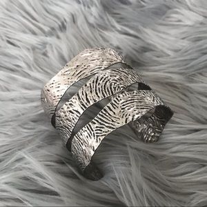 Metallic bracelet